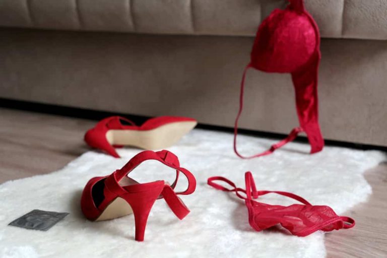 Photo de lingerie rouge trouvée sur les meilleurs sites de rencontres, pour ajouter une touche de passion et de sensualité à vos rencontres.